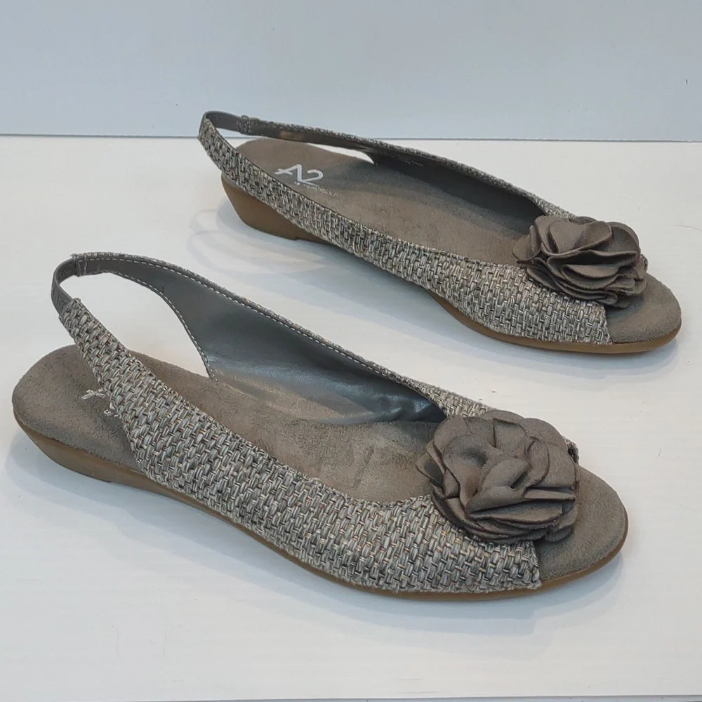 A2 Aerosoles Atmosphere Gray Gold Weave Open Toe Slingback Flower Detail Wedges